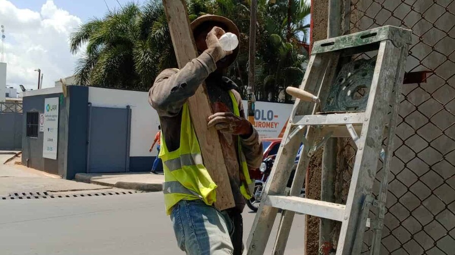 El calor extremo pone a prueba a quienes trabajan bajo el sol El calor extremo pone a prueba a quienes trabajan bajo el sol