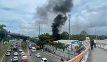 Columnas de humo alarman por incendio en la avenida John F. Kennedy