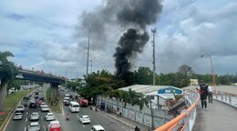 Columnas de humo alarman por incendio en la avenida John F. Kennedy