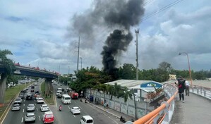 Columnas de humo alarman por incendio en la avenida John F. Kennedy