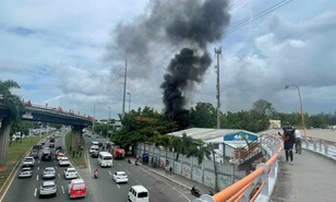 Columnas de humo alarman por incendio en la avenida John F. Kennedy