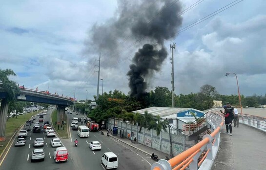 Columnas de humo alarman por incendio en la avenida John F. Kennedy