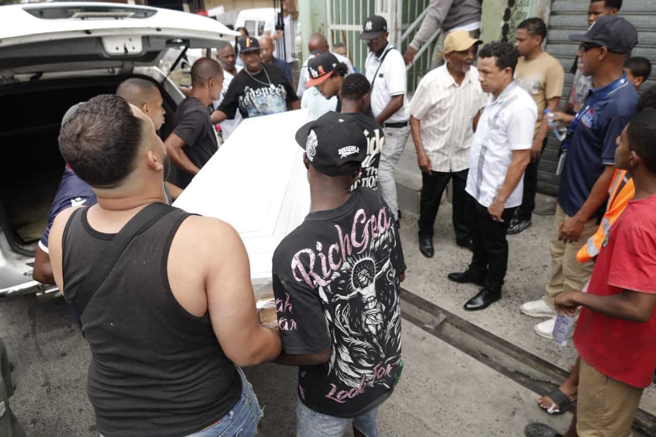 Comunitarios levantan el féretro donde iba deposito el cuerpo del joven Darlin Mercado