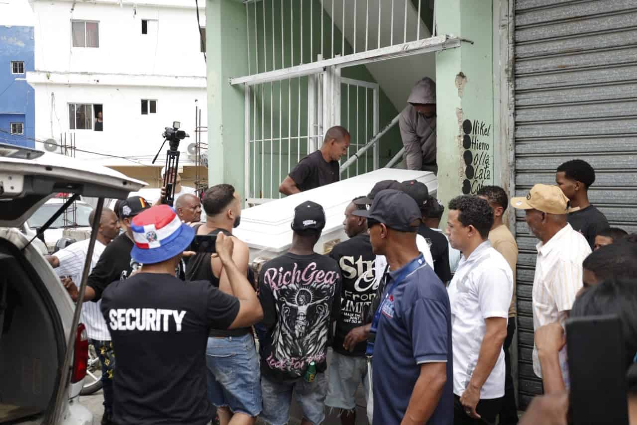 Comunitarios levantan el féretro donde iba deposito el cuerpo del joven Darlin Mercado