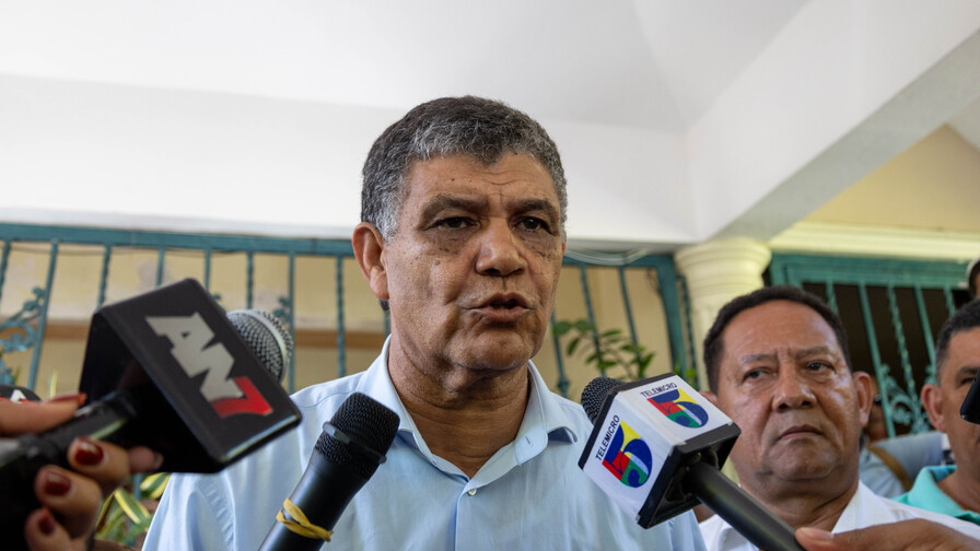 Cheque en blanco: alcalde Francisco Peña quiere que los regidores lo dejen viajar sin pedir permiso Cheque en blanco: alcalde Francisco Peña quiere que los regidores lo dejen viajar sin pedir permiso