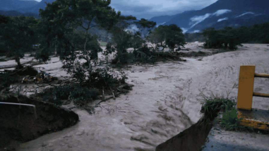 Cinco muertos, 38 heridos y 10 extraviados en aluvión y desbordamiento de río en Ecuador Cinco muertos, 38 heridos y 10 extraviados en aluvión y desbordamiento de río en Ecuador