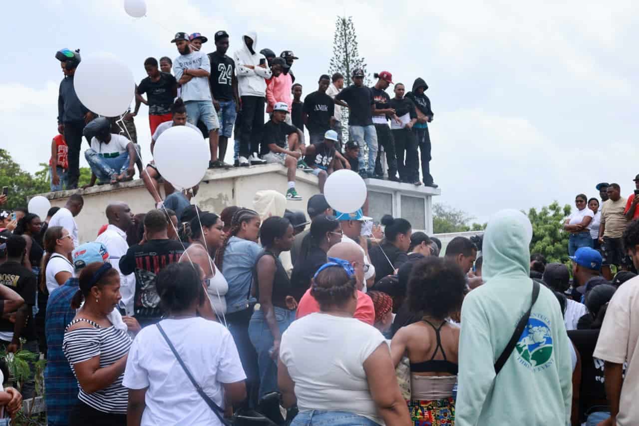 Familiares, amigos y residentes de la comunidad que acudieron al cementerio Cristo Redentor a acompa&ntilde;ar a los padres de Darlin Mercado Reyes.