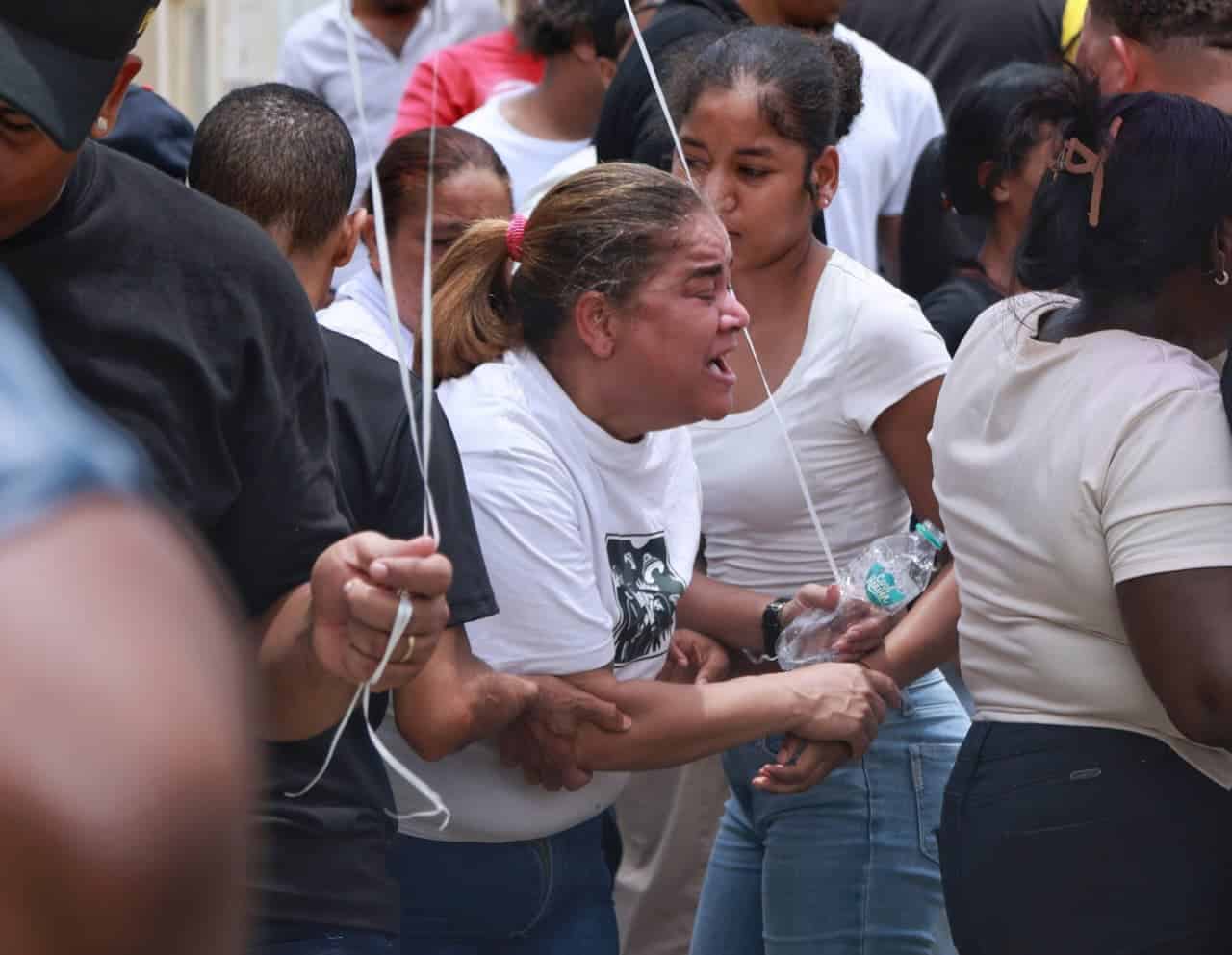 Una mujer llora durante la inhumaci&oacute;n del cuerpo de&nbsp;Diario Libre/Juan Guio, en el cementerio Cristo Redentor.