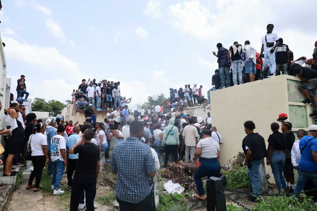 Familiares, amigos y residentes de la comunidad que acudieron al cementerio Cristo Redentor a acompa&ntilde;ar a los padres de Darlin Mercado Reyes.