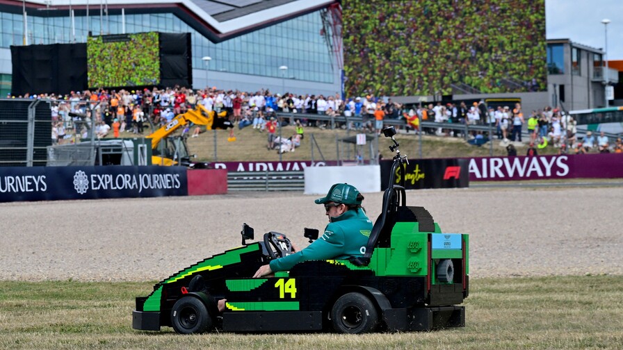 Fernando Alonso logra una victoria en Silverstone... en un kart de LEGO Fernando Alonso logra una victoria en Silverstone... en un kart de LEGO