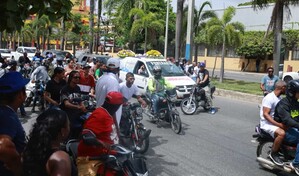 Multitud acompa&ntilde;a restos de Darlin Mercado Reyes en medio de reclamos de justicia