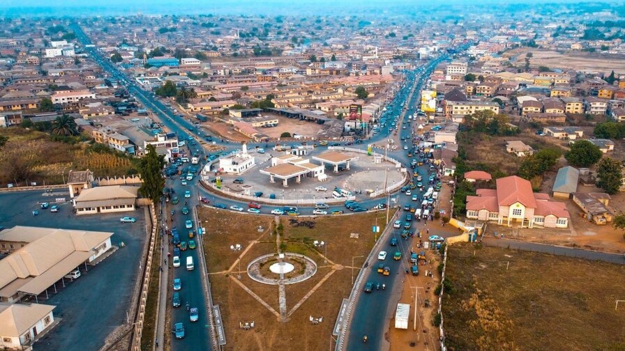Al menos 15 muertos tras volcar un camión en una autopista en el oeste de Nigeria Al menos 15 muertos tras volcar un camión en una autopista en el oeste de Nigeria