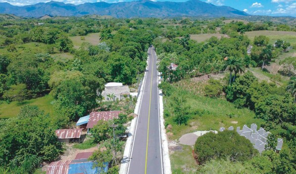 En el Cibao, Abinader inaugura el 9-1-1, carreteras y un centro UASD