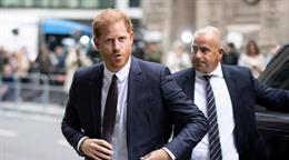 El pr&iacute;ncipe Enrique aterriza en el Reino Unido sin su familia y en crisis con Buckingham