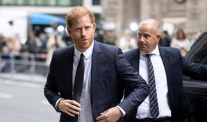 El pr&iacute;ncipe Enrique aterriza en el Reino Unido sin su familia y en crisis con Buckingham