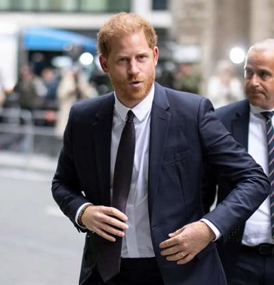 El pr&iacute;ncipe Enrique aterriza en el Reino Unido sin su familia y en crisis con Buckingham