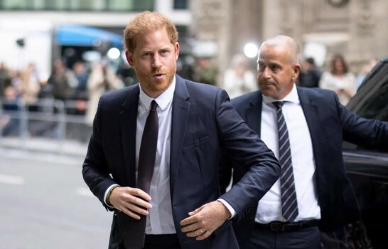 El pr&iacute;ncipe Enrique aterriza en el Reino Unido sin su familia y en crisis con Buckingham