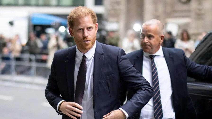 El príncipe Enrique aterriza en el Reino Unido sin su familia y en crisis con Buckingham El príncipe Enrique aterriza en el Reino Unido sin su familia y en crisis con Buckingham