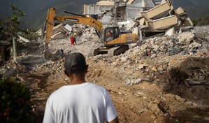 La Guaira, los intentos de recuperar cuerpos entre excavadoras y largas filas de comida