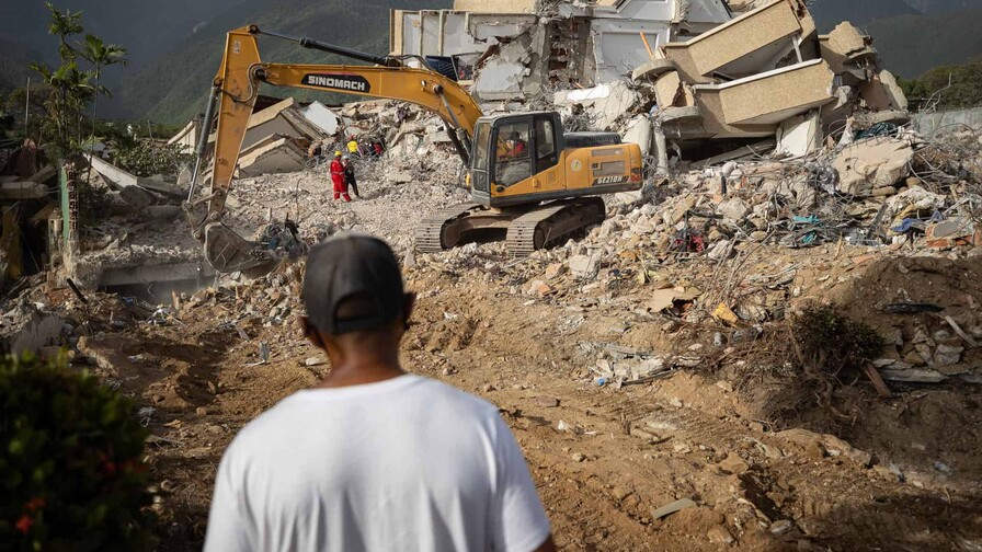 La Guaira, los intentos de recuperar cuerpos entre excavadoras y largas filas de comida La Guaira, los intentos de recuperar cuerpos entre excavadoras y largas filas de comida