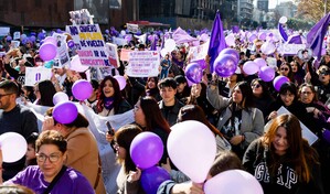Seguidores de BTS protestan en Chile por suspensi&oacute;n de conciertos