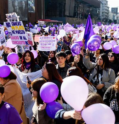 Seguidores de BTS protestan en Chile por suspensi&oacute;n de conciertos