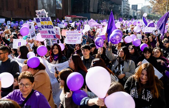 Seguidores de BTS protestan en Chile por suspensi&oacute;n de conciertos