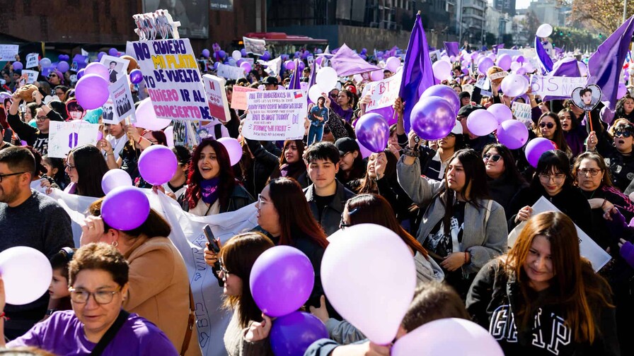 Seguidores de BTS protestan en Chile por suspensión de conciertos Seguidores de BTS protestan en Chile por suspensión de conciertos