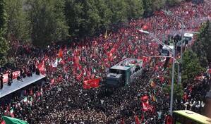 Una marea humana acompa&ntilde;a la procesi&oacute;n f&uacute;nebre de Jamenei en Teher&aacute;n