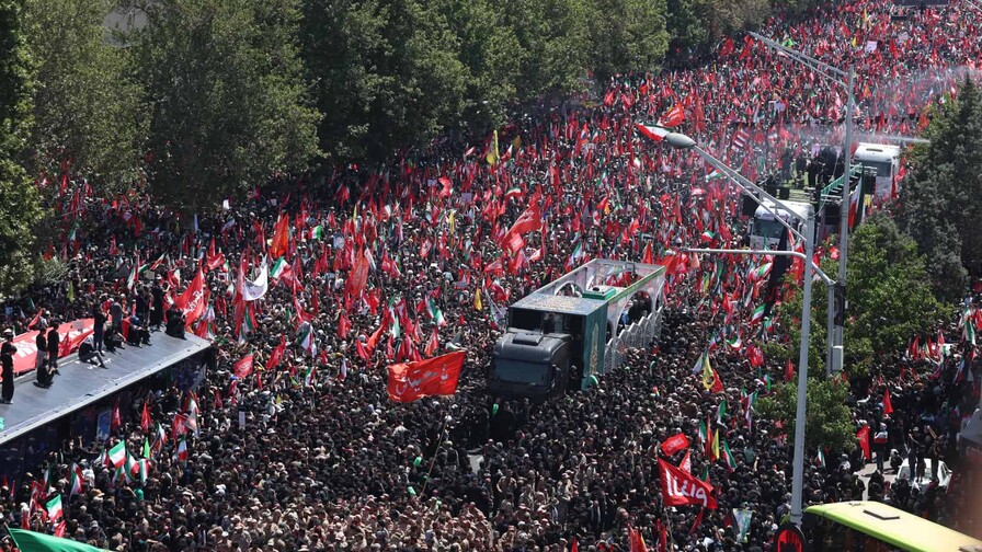 Una marea humana acompaña la procesión fúnebre de Jamenei en Teherán Una marea humana acompaña la procesión fúnebre de Jamenei en Teherán