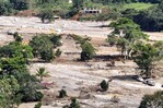 Suben a 9 los muertos por desbordamiento de río en Ecuador