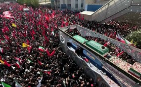 Una marea humana acompa&ntilde;a la procesi&oacute;n f&uacute;nebre de Jamenei en Teher&aacute;n