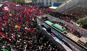 Una marea humana acompa&ntilde;a la procesi&oacute;n f&uacute;nebre de Jamenei en Teher&aacute;n
