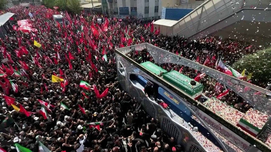 Una marea humana acompa&ntilde;a la procesi&oacute;n f&uacute;nebre de Jamenei en Teher&aacute;n