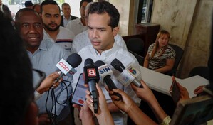 Omar Fern&aacute;ndez cuestiona avances de la reforma policial tras muerte de joven en Herrera