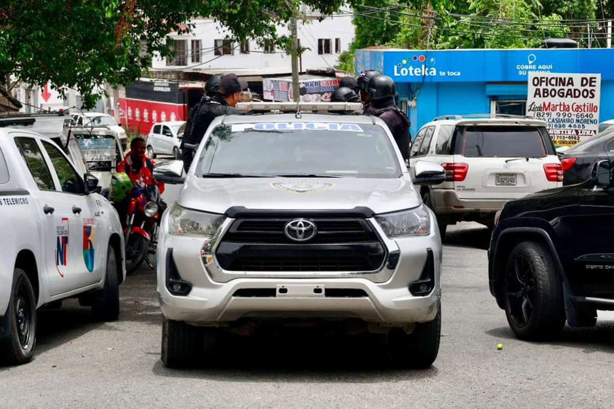 Una patrulla durante la vigilancia del entorno del Palacio de Justicia de Santo Domingo Oeste.