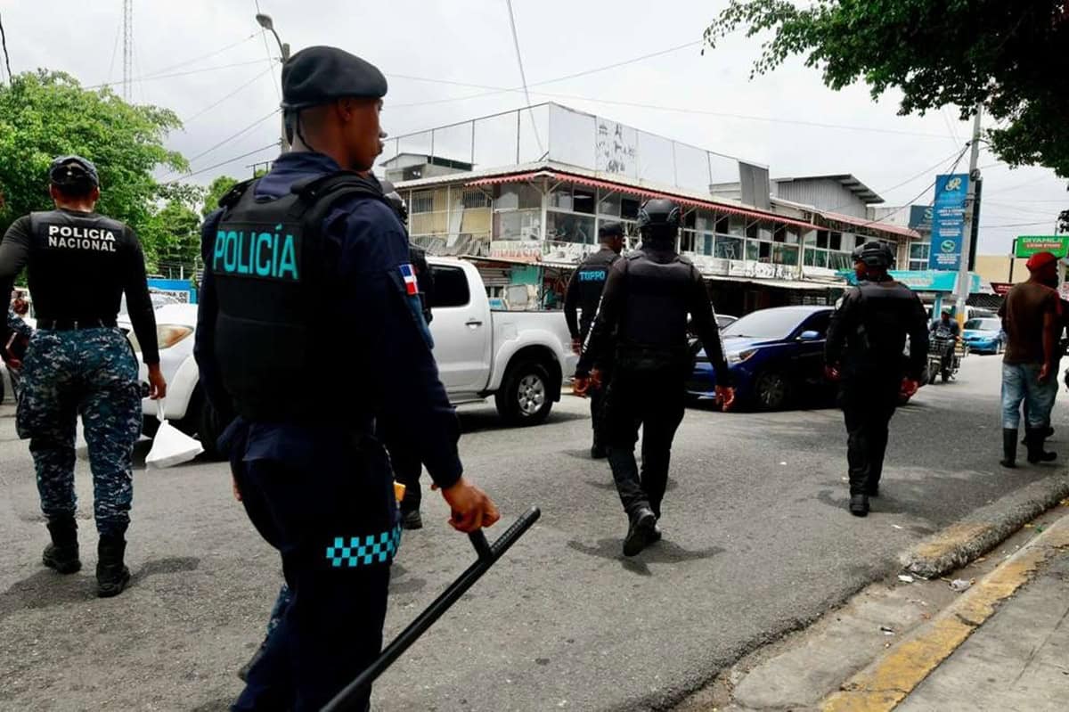 El entorno del Palacio de Justicia de Santo Domingo Oeste estuvo fuertemente custodiado de polic&iacute;as mientras se conoc&iacute;a la coerci&oacute;n al cabo Jos&eacute; Francisco Moreta, la cual fue finalmente se aplaz&oacute; para el mi&eacute;rcoles.
