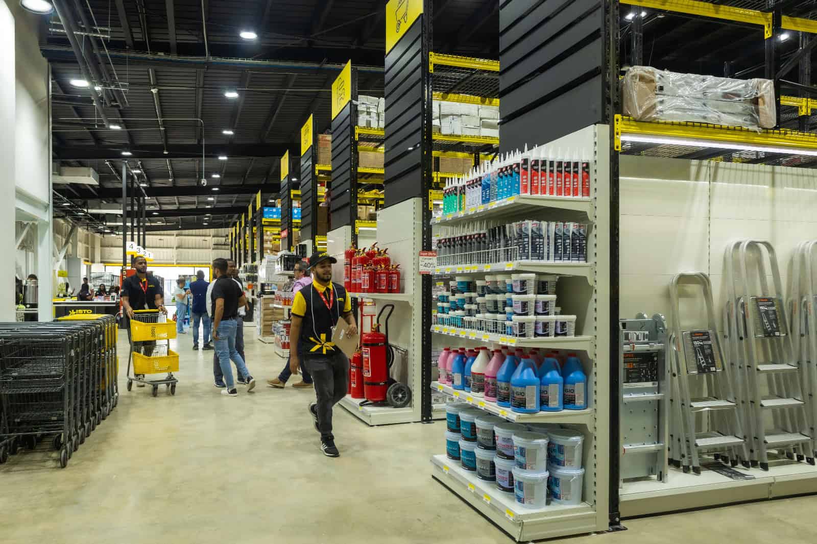 Interior de la nueva sucursal de&nbsp;Listo Ferreter&iacute;a y Hogar en la avenida San Vicente de Paul.