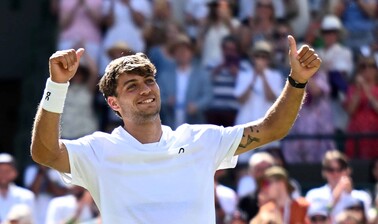 Cobolli sorprende a De Mi&ntilde;aur y ya est&aacute; en cuartos de final de Wimbledon