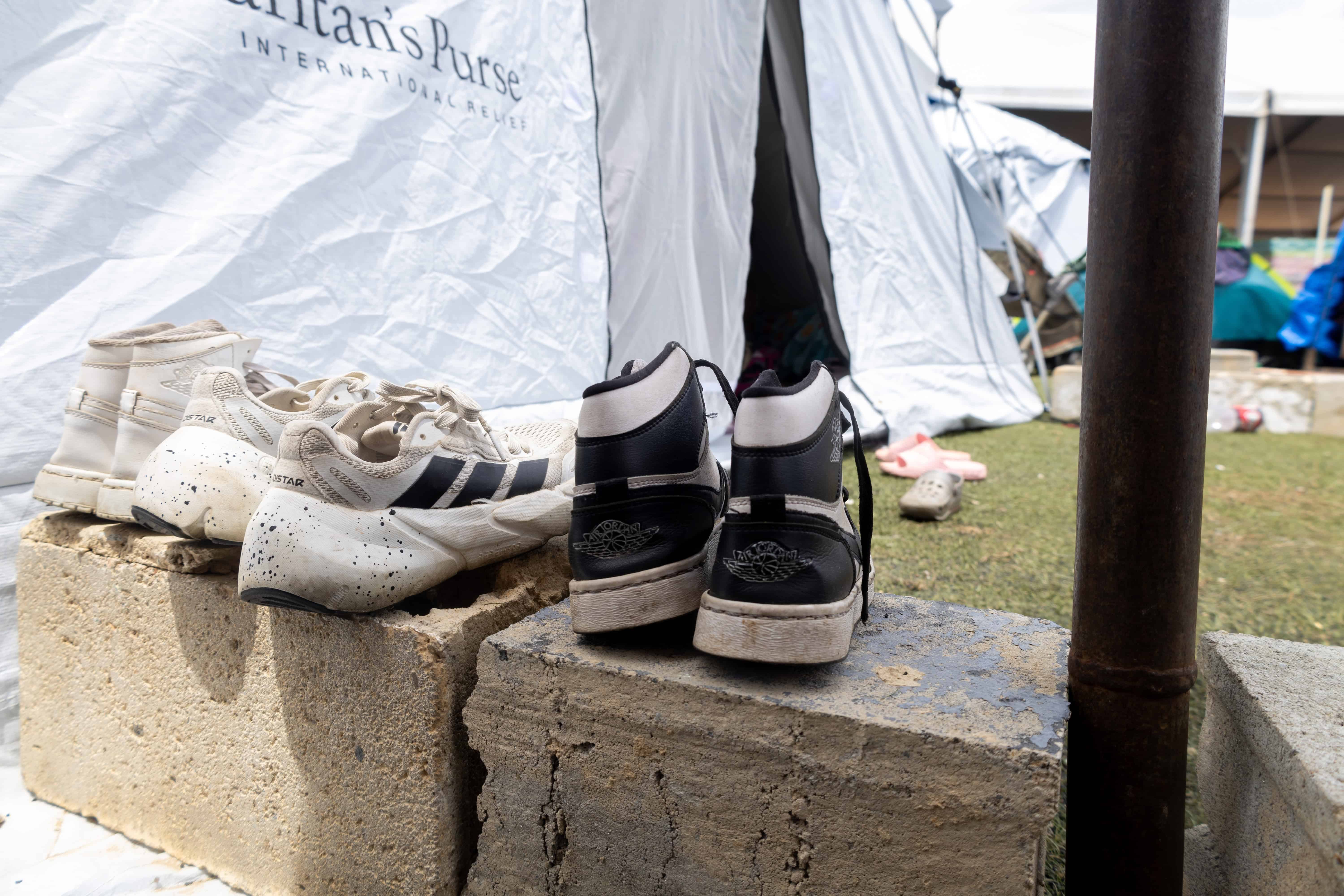 Algunas de las pertenencias que pudieron rescatar quienes ahora son refugiados en La Guaira.