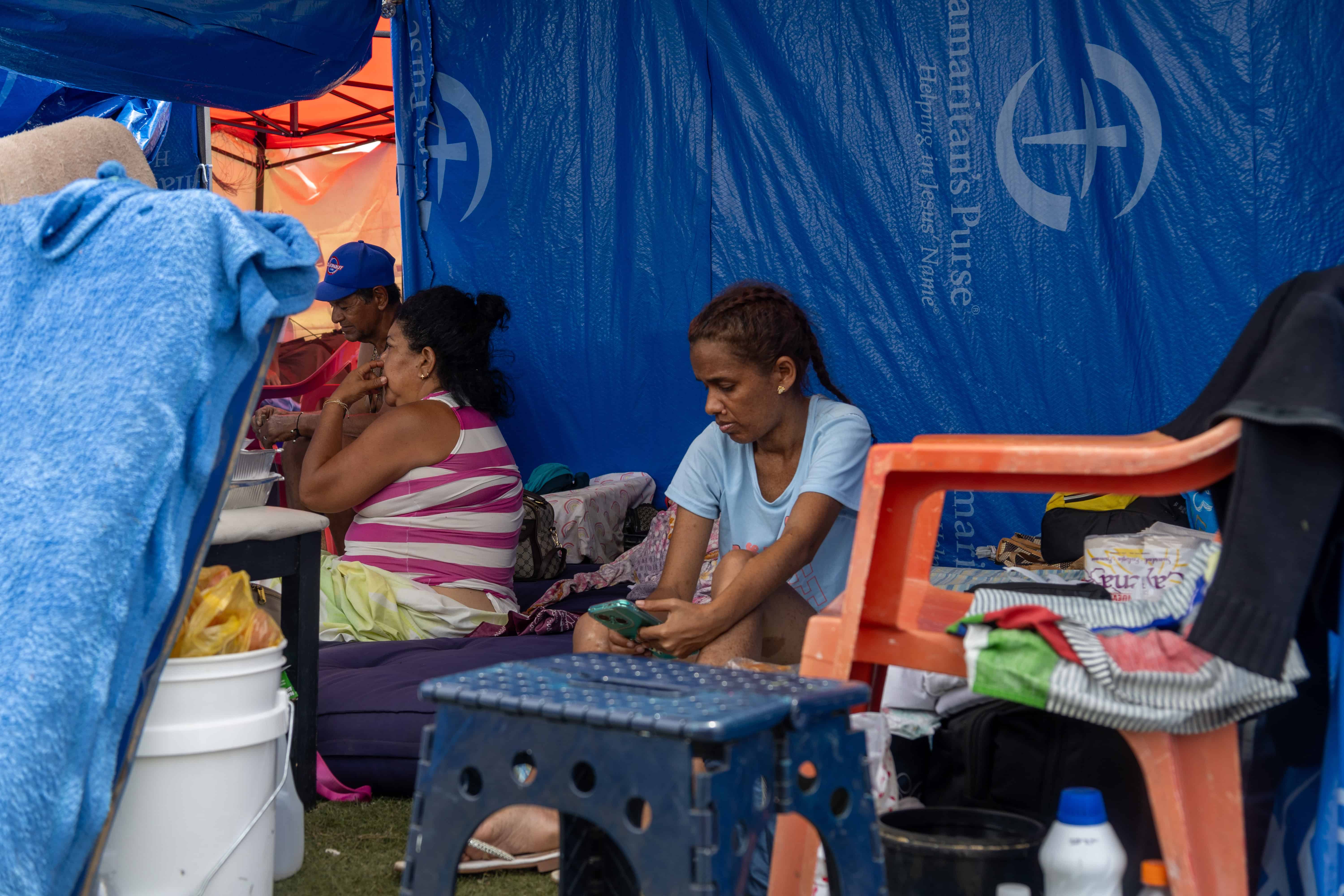Detalles de la vida cotidiana en un centro de refugio en La Guaira.