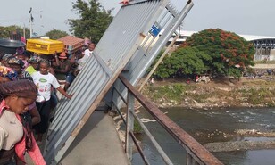 Colapso de puerta met&aacute;lica alerta sobre el deterioro del puente internacional de Dajab&oacute;n