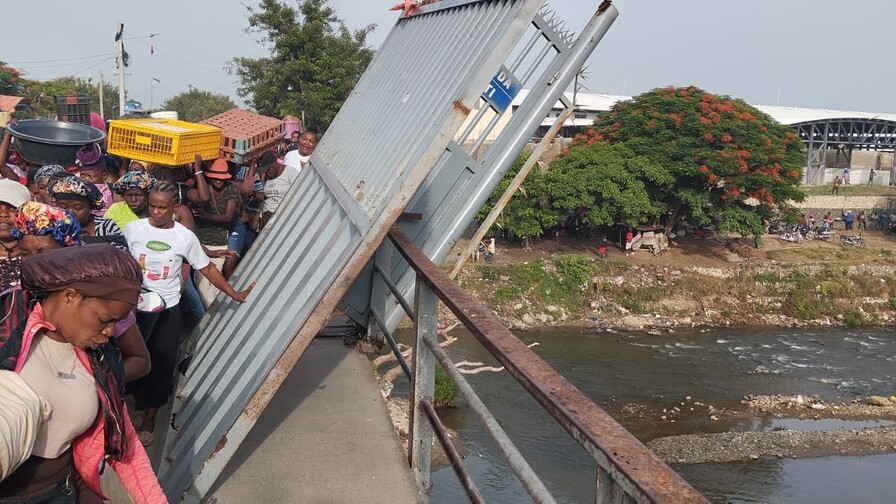 Colapso de puerta met&aacute;lica alerta sobre el deterioro del puente internacional de Dajab&oacute;n