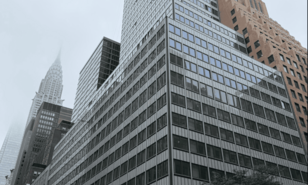 NY reabre las calles tras da&ntilde;os en rascacielos en Manhattan mientras investigan falla estructural