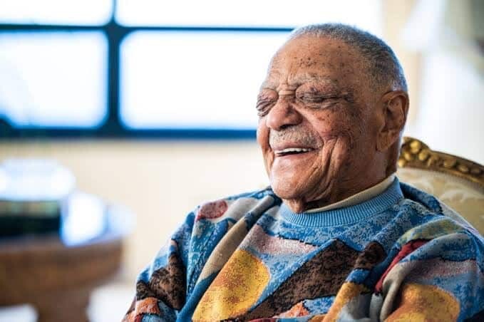Muere a los 99 años George E. Johnson Sr., pionero de la industria del cuidado del cabello afroamericano Muere a los 99 años George E. Johnson Sr., pionero de la industria del cuidado del cabello afroamericano