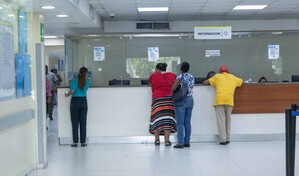 M&eacute;dicos cumplen con el paro, mientras pacientes sufren por la suspensi&oacute;n de consultas