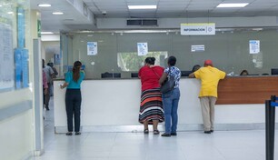 M&eacute;dicos cumplen con el paro, mientras pacientes sufren por la suspensi&oacute;n de consultas