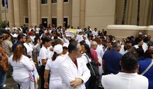 M&eacute;dicos protestan en La Vega en respaldo a odont&oacute;logos detenidos por presunta mala pr&aacute;ctica
