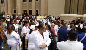 M&eacute;dicos protestan en La Vega en respaldo a odont&oacute;logos detenidos por presunta mala pr&aacute;ctica