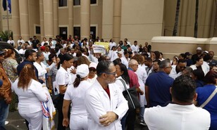 M&eacute;dicos protestan en La Vega en respaldo a odont&oacute;logos detenidos por presunta mala pr&aacute;ctica